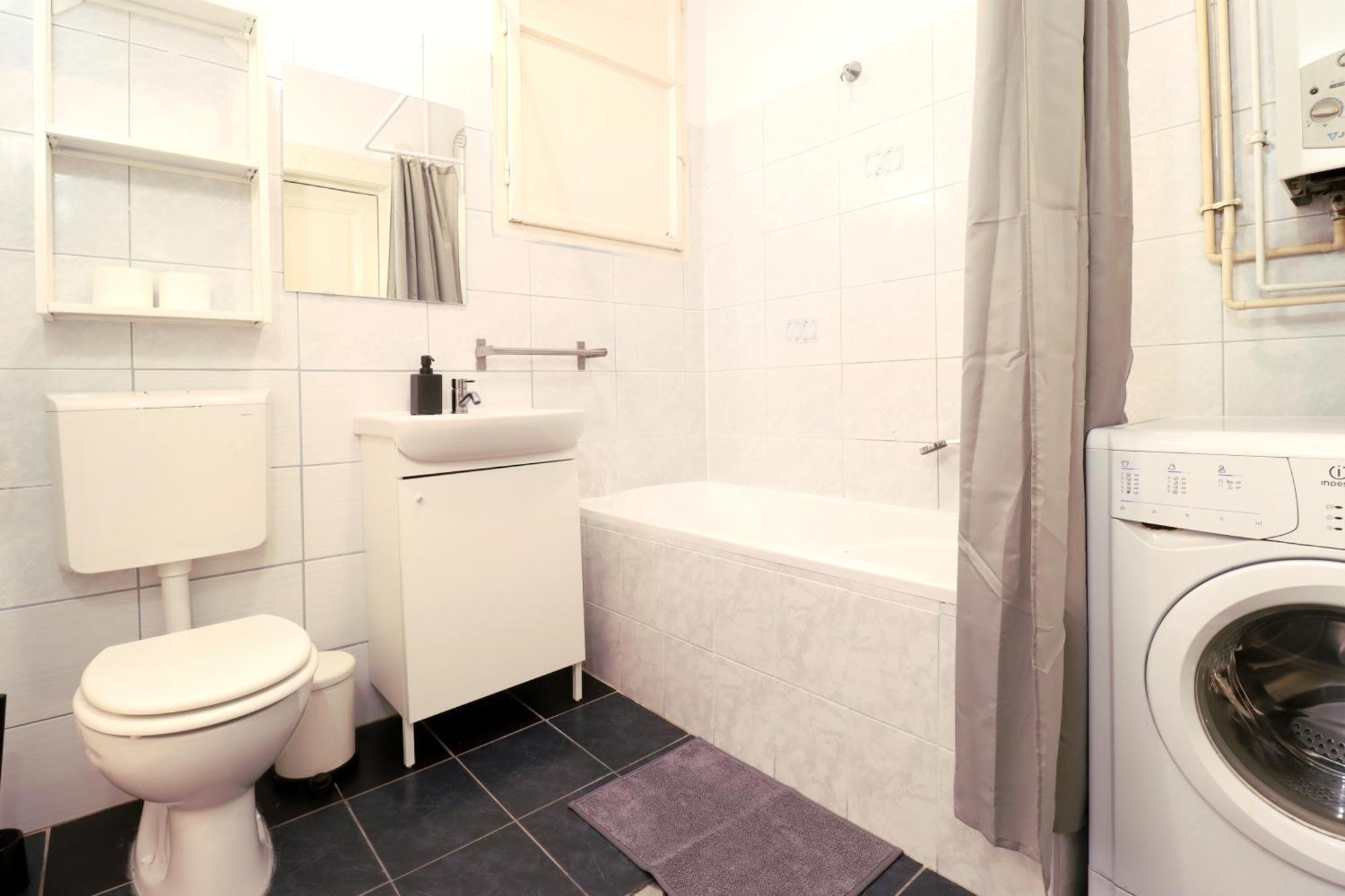 Joseph Boulevard Apartment - 3Bdr, 2Bath, 8Ppl Budapeşte Dış mekan fotoğraf