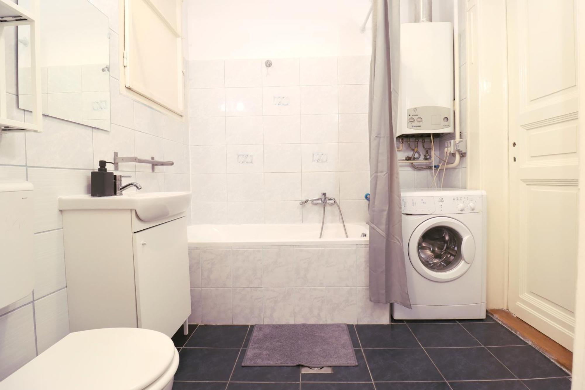 Joseph Boulevard Apartment - 3Bdr, 2Bath, 8Ppl Budapeşte Dış mekan fotoğraf